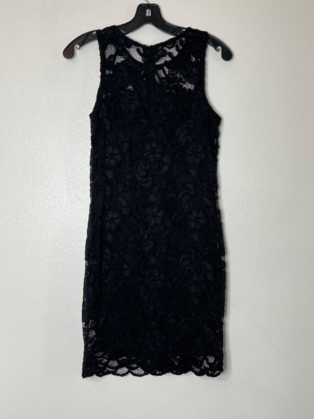 Black Sleeveless Floral Lace Bodycon Dress Scalloped Hem & Back Zipper Closure - Picture 4 of 7
